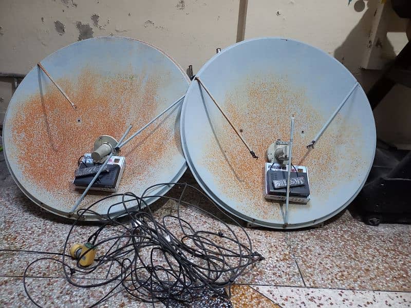 2 Dish Antennas 3