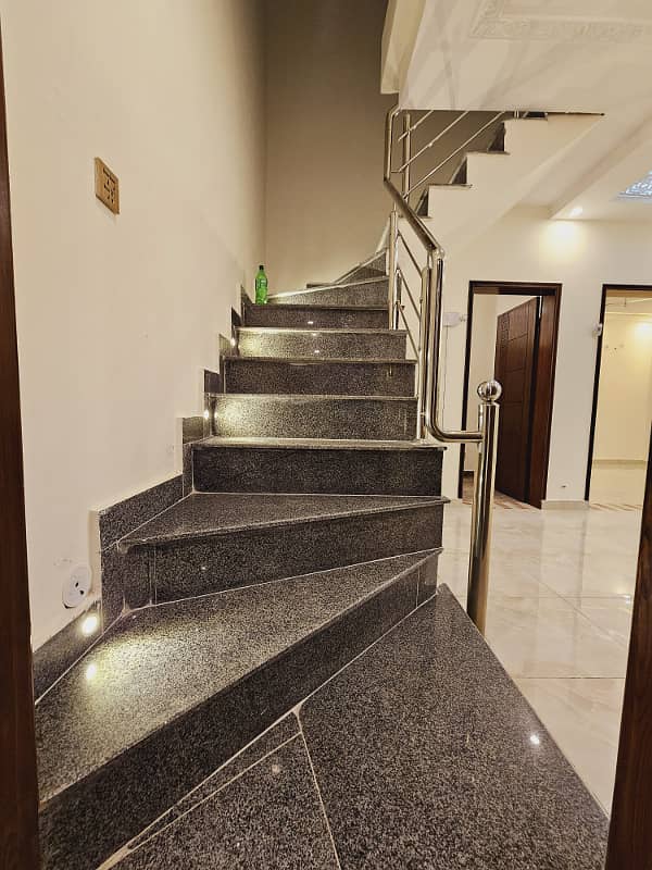 BRAND NEW 5 MARLAS HOUSE AVAILABLE FOR SALE SECTOR D SECTOE E BLOCK BB BAHRIA TOWN LAHORE 16