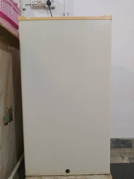 HAIER REFRIGERATOR MODEL HR-136WL 1