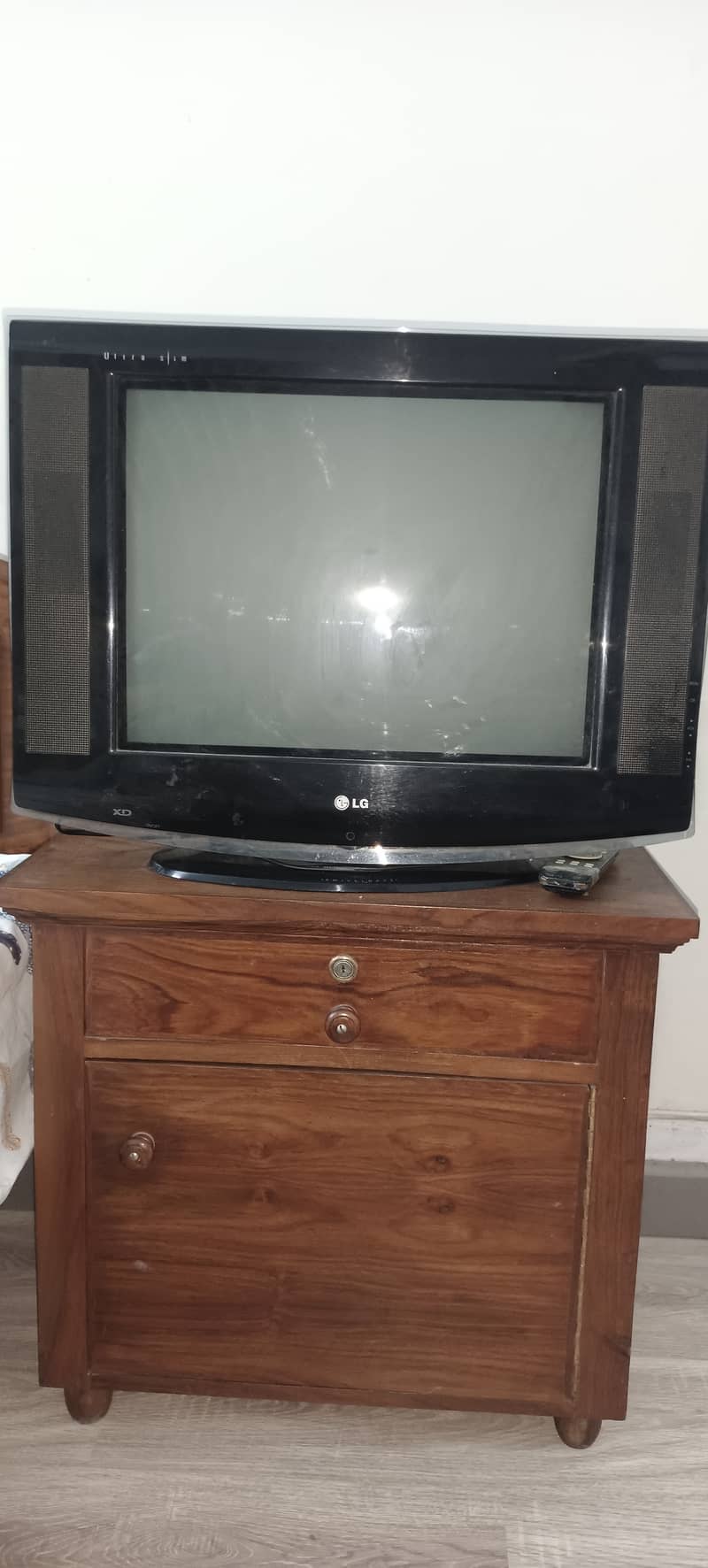 LG Ultra Slim 21" TV  Model 21SA1RG 2