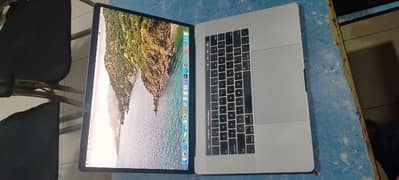 Mazy Kroo Apple MacBook 2019 15"

i7 
16GB /256