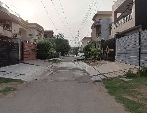 Single Storey 1 Kanal House Available In Marghzar Officers Colony For Sale 3