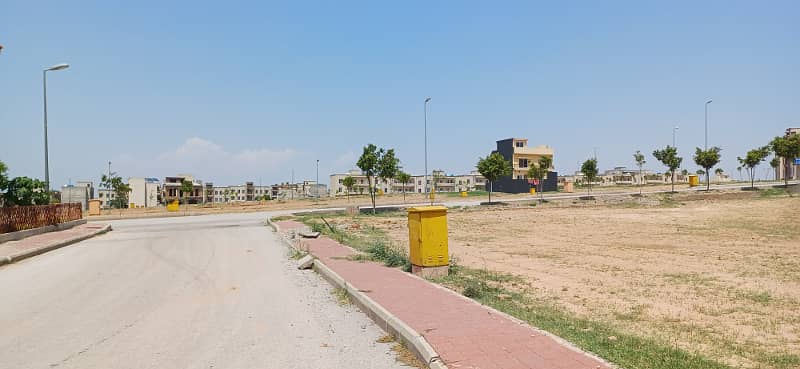 Five marla residential plot for sale in behria 8 6