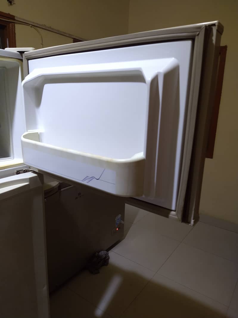 Dawlance Medium size refrigerator 4