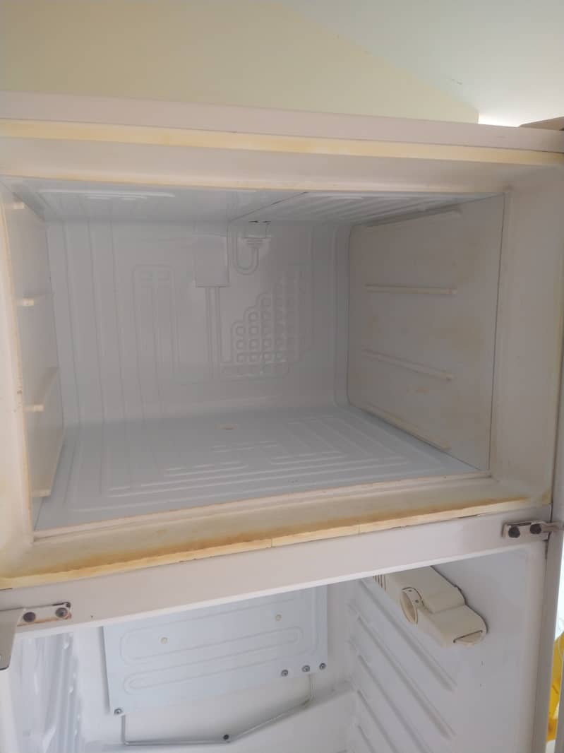 Dawlance Medium size refrigerator 11