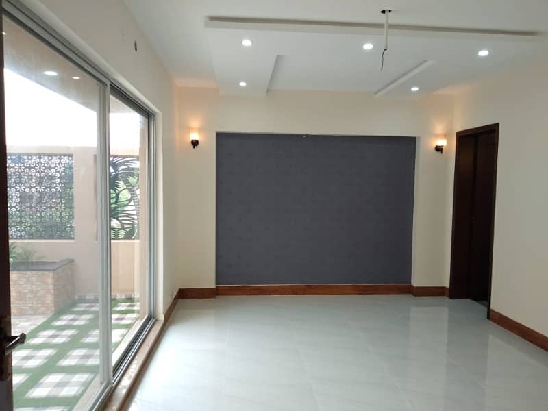 1 KANAL SLIGHTLY USED UPPER PORTION IS AVAILABLE FOR RENT ON TOP LOCATION OF TARIQ GARDENS SOCIETY LAHORE 3