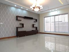 1 KANAL SLIGHTLY USED UPPER PORTION IS AVAILABLE FOR RENT ON TOP LOCATION OF TARIQ GARDENS SOCIETY LAHORE