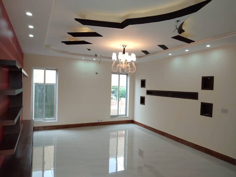 1 KANAL SLIGHTLY USED UPPER PORTION IS AVAILABLE FOR RENT ON TOP LOCATION OF TARIQ GARDENS SOCIETY LAHORE 4