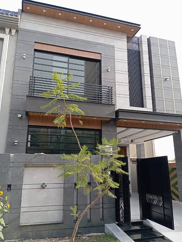 H block near to park very prime location house for Sale 10