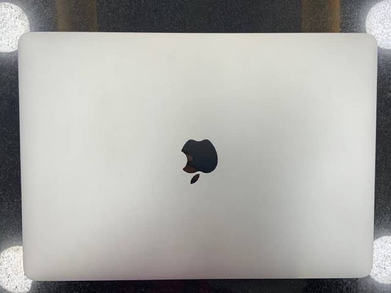 Macbook pro 13 inc core i5 2019 16 gb RAM 512 space 2