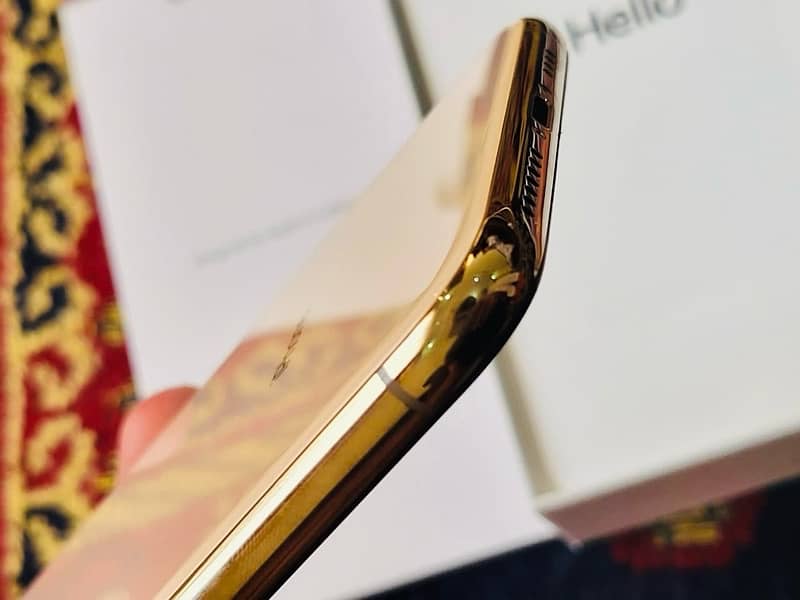 IPhone XS Max 10 by 10 condition Factory Unlocked 4 month simtime 4