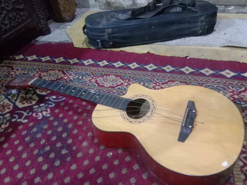 Guitar new condition  he 8