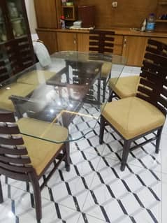 dinning table with 6 chairs wooden condition 10/10