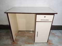 office table medium size condition 100% new.