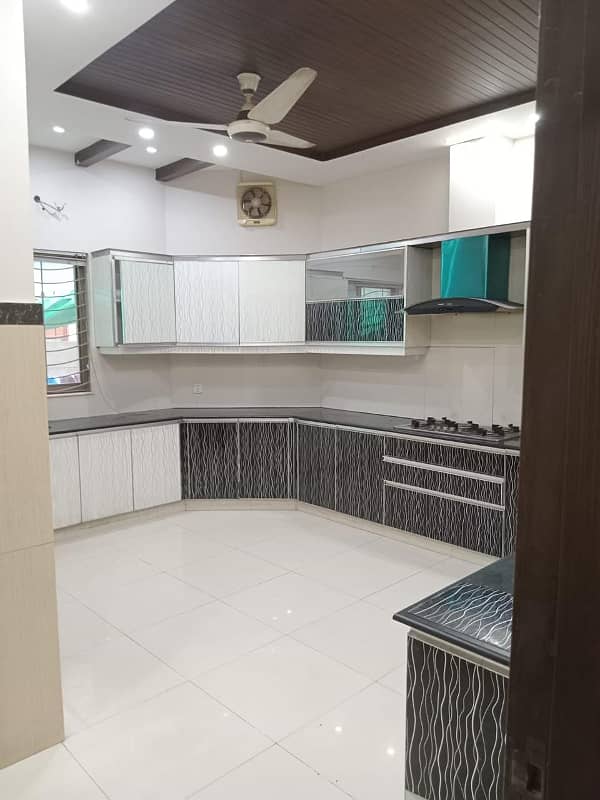 One Kanal Modern Bungalow Urgent For Sale FF-Block DHA Phase 4 Lahore 28