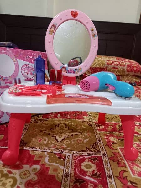 dolls dressing table with accessories and pack of 4 dolls with Alouf 2