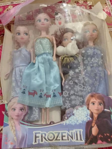 dolls dressing table with accessories and pack of 4 dolls with Alouf 3