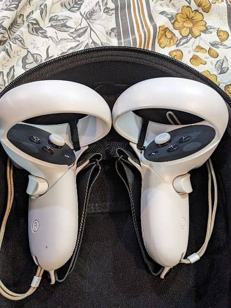 oculus quest 2 / 128-GB with Box, Travel Bag & kiwi Head Comfort Set 2