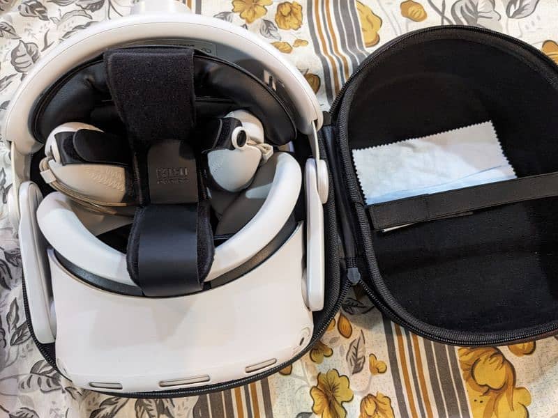 oculus quest 2 / 128-GB with Box, Travel Bag & kiwi Head Comfort Set 7