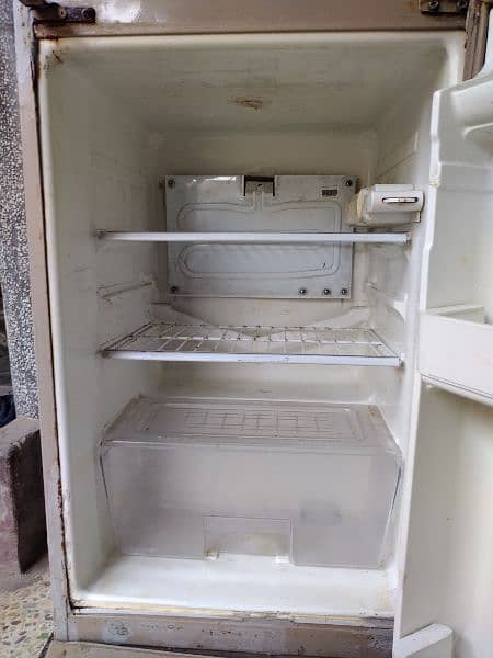 sale dawlence medium refrigerator. All OK sirf gas dalni Hai. 3