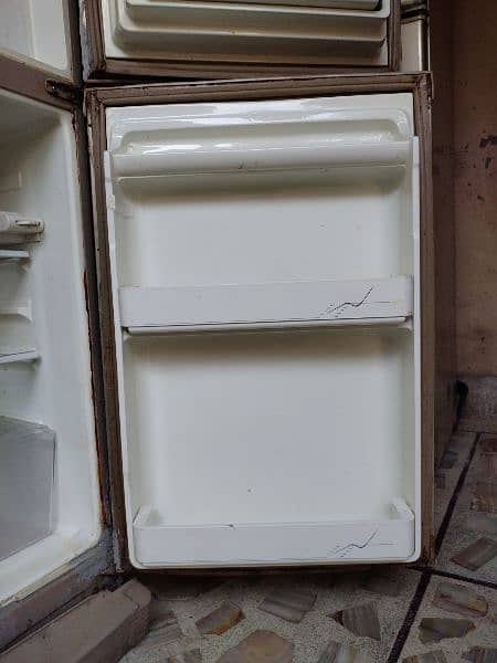 sale dawlence medium refrigerator. All OK sirf gas dalni Hai. 4