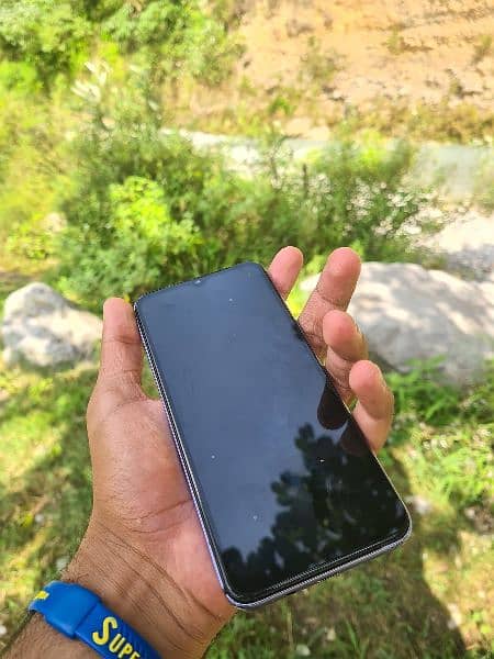 Infinix hot 10i 4/128 only. glass change exchange psssible 1