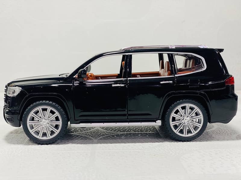 Toyota Land Cruiser V8 Diecast Model car 1.24 Scale car 8