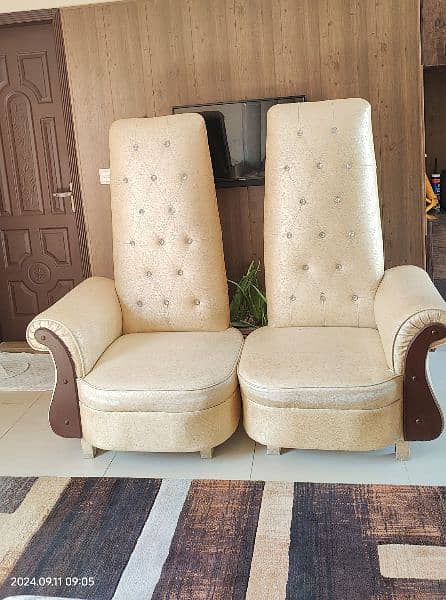 2 addad sofa set boht km use huway hain. . 1