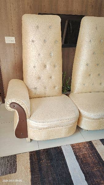 2 addad sofa set boht km use huway hain. . 2