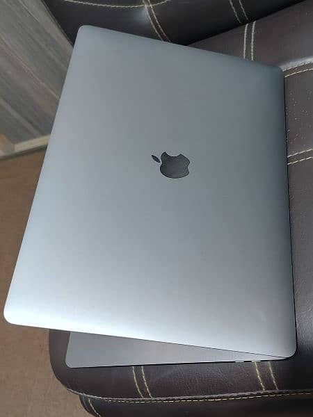 MacBook Pro (15-inch, 2018) with Touch Bar and 4GB Graphics card 2