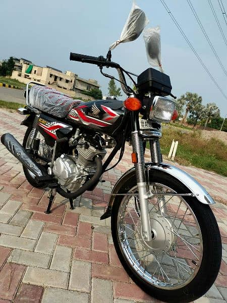 HONDA CG125 MODEL 2024 KM 2900 TOTAL GENUINE BIKE ALL PUNJAB NUMBER 4