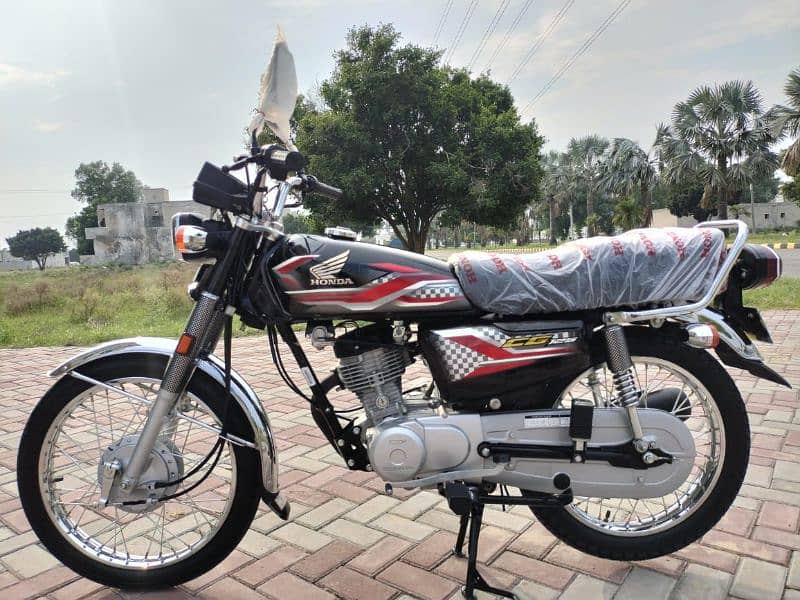 HONDA CG125 MODEL 2024 KM 2900 TOTAL GENUINE BIKE ALL PUNJAB NUMBER 17