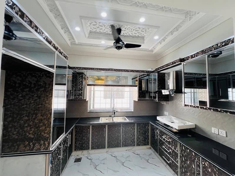 Luxurious 10 Marla Fully Furnished House for Sale 12