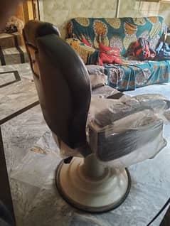 Beauty Parlour used chair for sale good condition