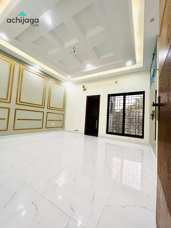 10 Marla House Available For Sale In Bahria Town Lahore. 5