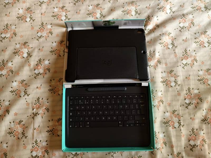 Logitech Combo Touch For iPad Air (3rd Gen & iPad Pro 10.5) 4