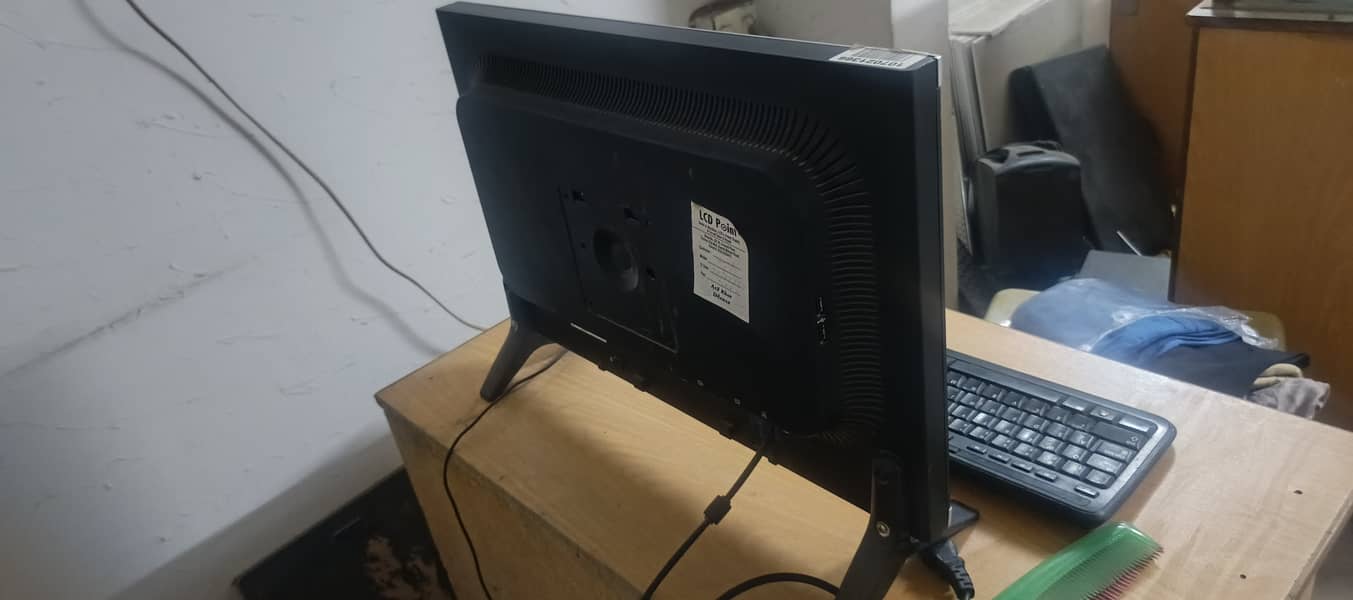 Dell desktop with LCD 5