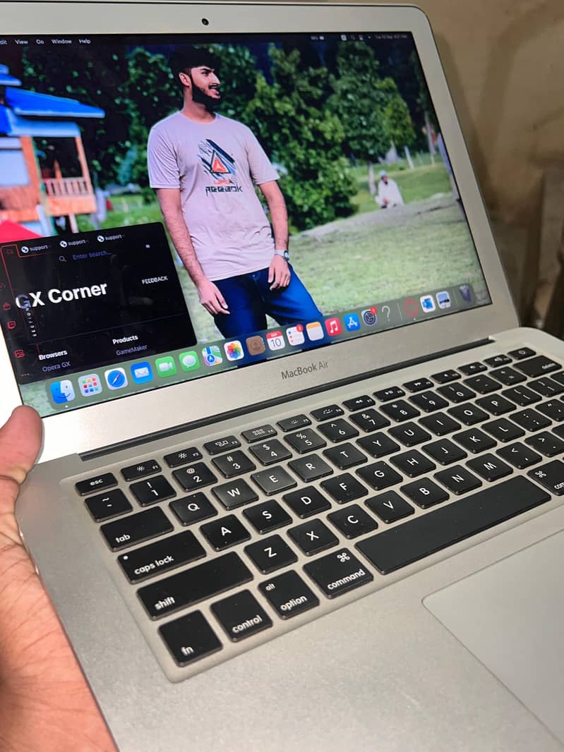 Mac Book air 2017 10/10 Condition 4