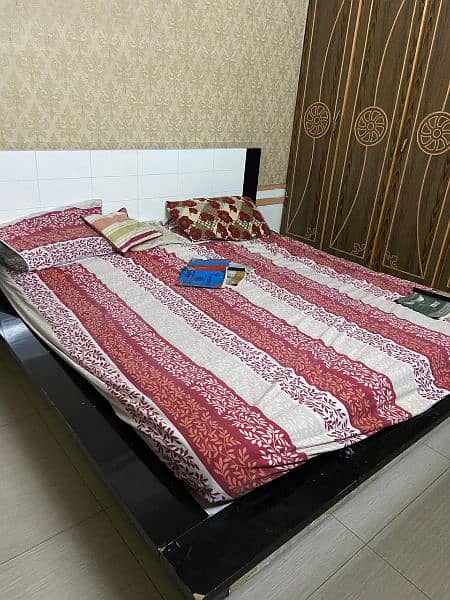 wden bed bilkul ok hy black and white colour 1