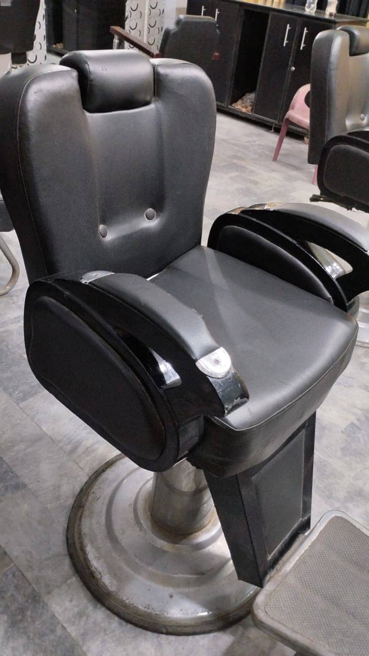 Beauty Parlor, Salon Chair in Good Condition 0