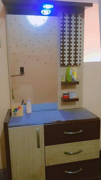 full bedroom set just 4month used 9