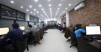 Chance Deal : 700 Sqft Modern Furnished Software House / Call Centre With 17 Cubicles & Ac In Top Class Building Of Shahrah e Faisal At Low Rent.