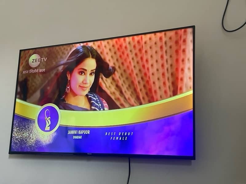 amazing condition full smart tv with wall mount included 2