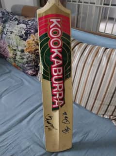 BAT WITH SINGNATURE OF CRICKETER