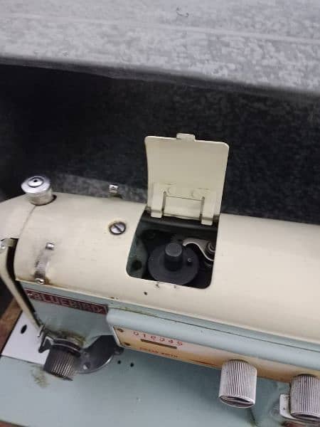 INDUSTRIAL ELECTRIC SEWING MACHINE WITH PADDLE AND CASE 2