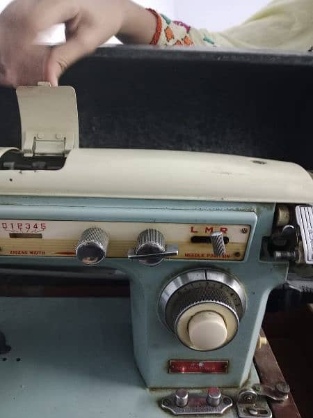 INDUSTRIAL ELECTRIC SEWING MACHINE WITH PADDLE AND CASE 9