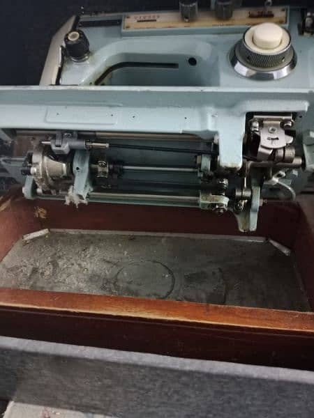 INDUSTRIAL ELECTRIC SEWING MACHINE WITH PADDLE AND CASE 10