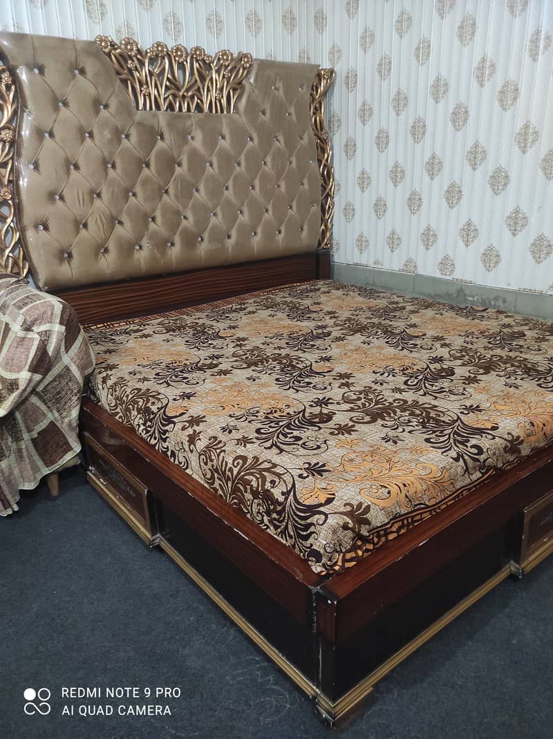 Bedset with sides table and dressing table 4