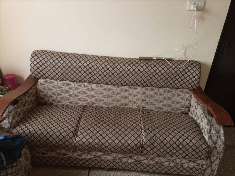 8 seats sofa in good condition 1