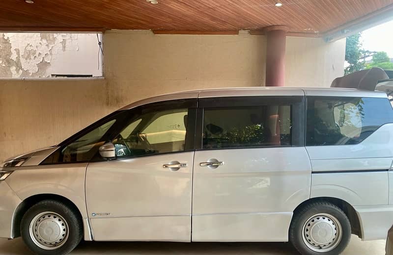 Nissan Serena Highway star 7 seater Esquire/Voxy/Freed/sienta 3